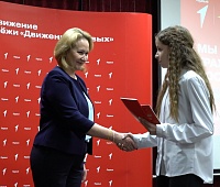 Депутат Дарья Кадачигова вручила паспорта участникам «Движения Первых» Камчатского края