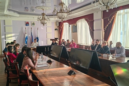 Молодым парламентариям вручили удостоверения и значки депутатов