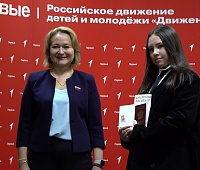 Депутат Дарья Кадачигова вручила паспорта участникам «Движения Первых» Камчатского края