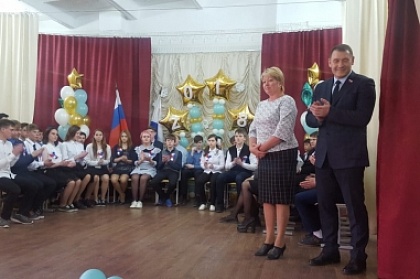 Петропавловские депутаты поздравляют городских выпускников с окончанием школы