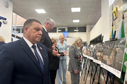 На Камчатке прошла фотовыставка "Хроники террора украинского неонацистского режима"