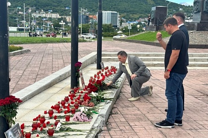 Горожане создали стихийный мемориал в память о погибших в авиакатастрофе