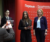 Депутат Дарья Кадачигова вручила паспорта участникам «Движения Первых» Камчатского края