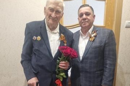 Председатель Городской Думы и его заместители поздравили ветеранов Великой Отечественной войны в преддверии Дня Победы