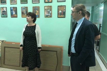 Галина Монахова оценила качество ремонта рекреации в школе №10