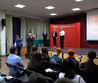 Депутат Дарья Кадачигова вручила паспорта участникам «Движения Первых» Камчатского края