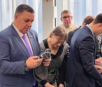 Депутаты лично передали бойцам посылку с Камчатки