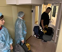 Андрей Лиманов подарил молодым мамам автолюльки для новорождённых