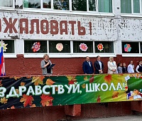 В День знаний депутаты приняли участие в торжественных школьных линейках