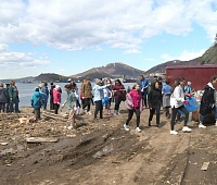 Под руководством «ЕДИНОЙ РОССИИ» школьники провели субботник на берегу Авачинской бухты
