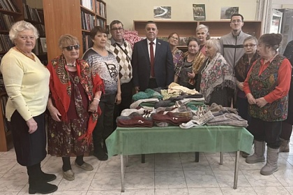 Очередную партию вязаных носков для СВО передали участники клуба «Ковчег» председателю Городской Думы Андрею Лиманову