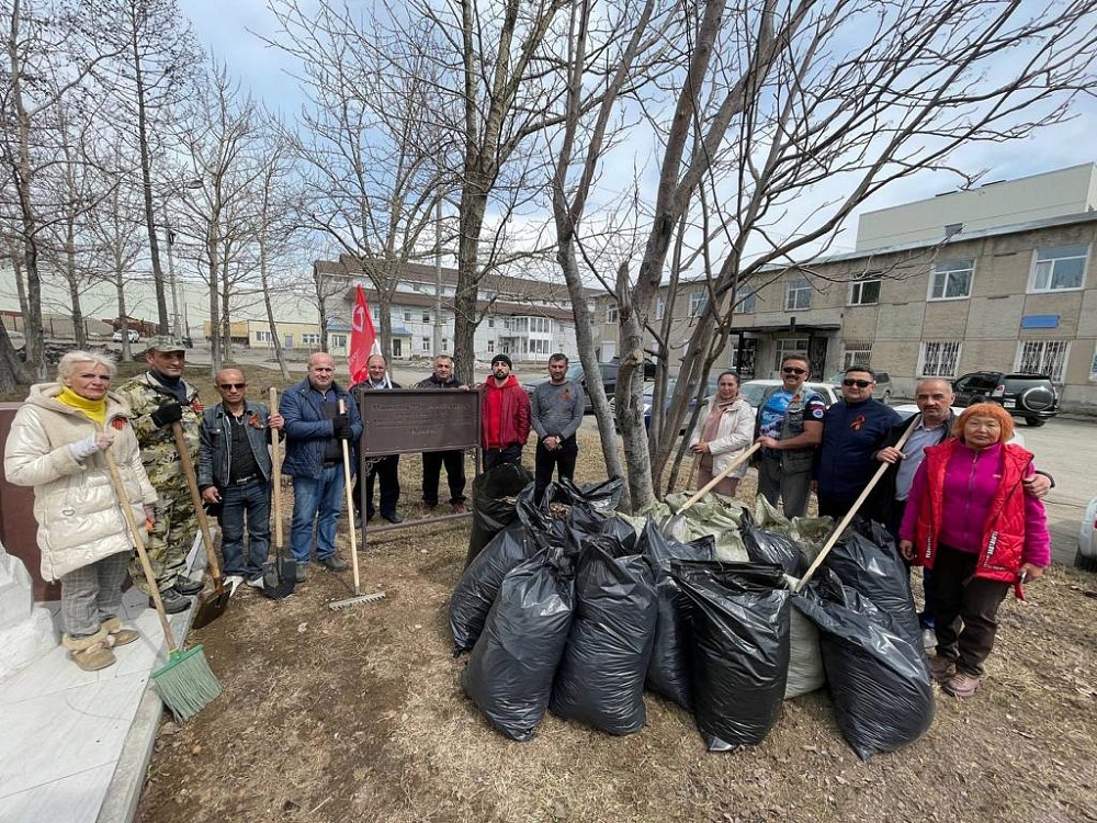 Субботник у памятника. Благоустройство памятных мест. Ленин на коммунистическом субботнике. Субботник у памятника. Субботник.